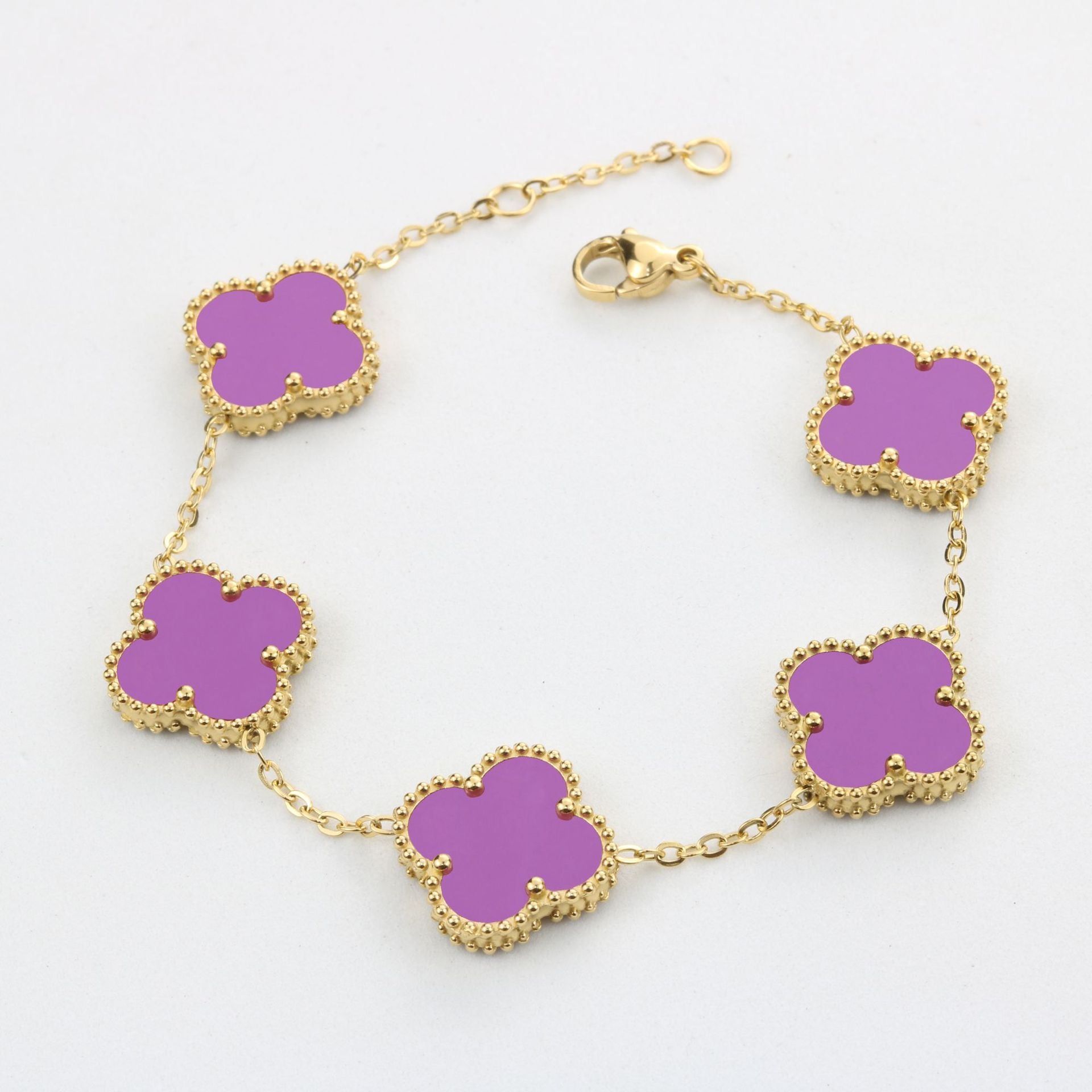 Central Cee Inspired Clover Bracelet – Elegant & Timeless
Elevate your style with this clover bracelet, crafted from high-quality sterling silver and dipped in luxurious gold. Featuring a delicate chain and intricately designed clover-shaped charms, this piece adds a touch of sophistication to any outfit. Inspired by Central Cee’s signature style, it’s the perfect blend of elegance and trend.
